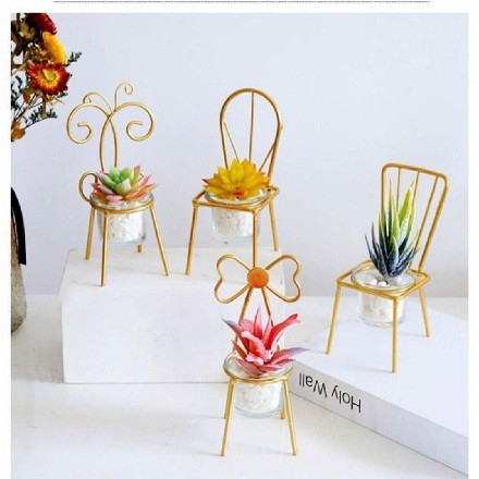 كرسي ديكورميني مع شمعة